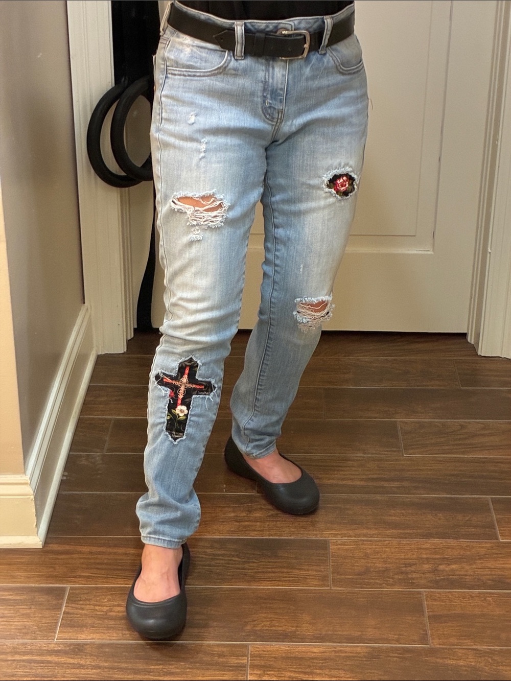 Women’s American Eagle Distressed Jeans w/ Hand-Sewn Cross/Rose Patches, W30 - Picture 4 of 14